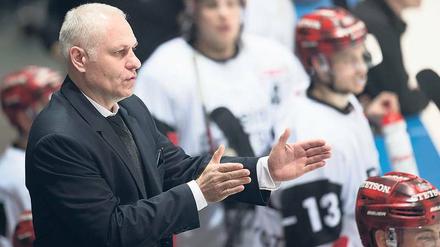 Peter Draisaitl, 52, war von 1983 bis 2001 als Eishockeyprofi in Mannheim, Köln, Essen und Oberhausen aktiv. Er nahm mit dem deutschen Nationalteam drei Mal an Olympischen Spielen teil, legendär ist bis heute sein Penaltyschuss im Viertelfinale 1992 in Albertville gegen Kanada, als der Puck auf der Torlinie liegen blieb. Seit November ist Draisaitl Trainer der Kölner Haie, die heute (Beginn 19.30 Uhr) bei den Eisbären in der Arena am Ostbahnhof antreten. Draisaitls Sohn Leon spielt bei den Edmonton Oilers in der NHL.