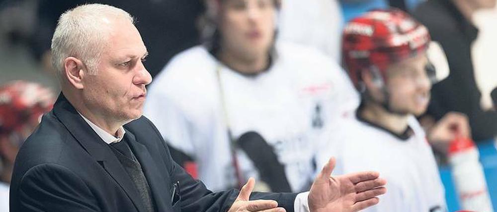 Peter Draisaitl, 52, war von 1983 bis 2001 als Eishockeyprofi in Mannheim, Köln, Essen und Oberhausen aktiv. Er nahm mit dem deutschen Nationalteam drei Mal an Olympischen Spielen teil, legendär ist bis heute sein Penaltyschuss im Viertelfinale 1992 in Albertville gegen Kanada, als der Puck auf der Torlinie liegen blieb. Seit November ist Draisaitl Trainer der Kölner Haie, die heute (Beginn 19.30 Uhr) bei den Eisbären in der Arena am Ostbahnhof antreten. Draisaitls Sohn Leon spielt bei den Edmonton Oilers in der NHL.
