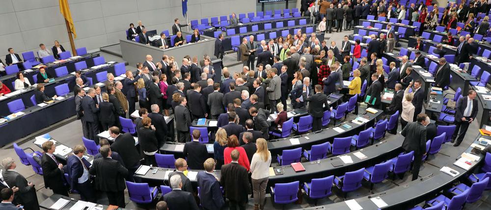 Die Parlamentarier des Deutschen Bundestages stimmen über eine automatische Anpassung ihrer Diäten ab. 