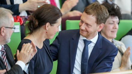 Gewählt. Sachsens neuer Ministerpräsident heißt Michael Kretschmer. Seine Lebensgefährtin Annett Hofmann gratuliert auf der Besuchertribüne des Landtags. 