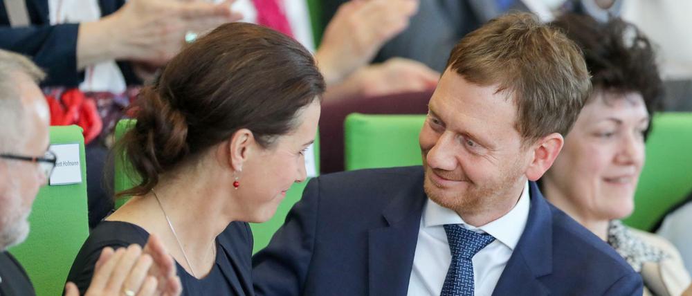 Gewählt. Sachsens neuer Ministerpräsident heißt Michael Kretschmer. Seine Lebensgefährtin Annett Hofmann gratuliert auf der Besuchertribüne des Landtags.
