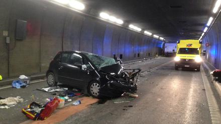 Die Unfallstelle im Gotthard-Tunnel, an der ein Lastwagen und ein Auto zusammengestoßen sind.