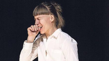 Die Choreographin Mette Ingvartsen verausgabt sich körperlich in ihrem Stück „21 Pornographies“