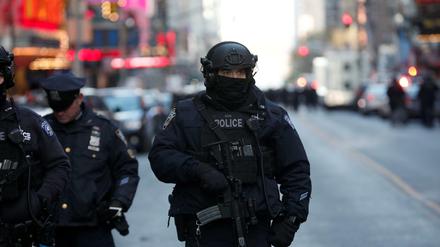 Polizeieinheiten gehen an der West 42nd Street in Stellung.