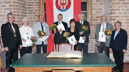 BVV-Vorsteherin Schiller (rechts) und Bürgermeister Kleebank (links) mit den Geehrten.