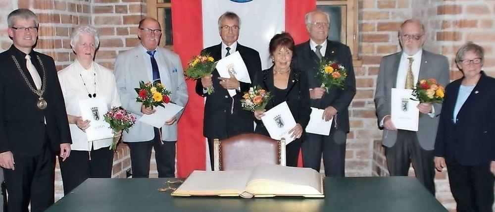 BVV-Vorsteherin Schiller (rechts) und Bürgermeister Kleebank (links) mit den Geehrten.