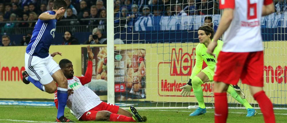 Hacke, Spitze, 1:0. Franco Di Santo (l.) trifft gegen Augsburg sehenswert.