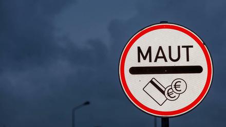 Ein Verkehrsschild zu Mautpflicht.