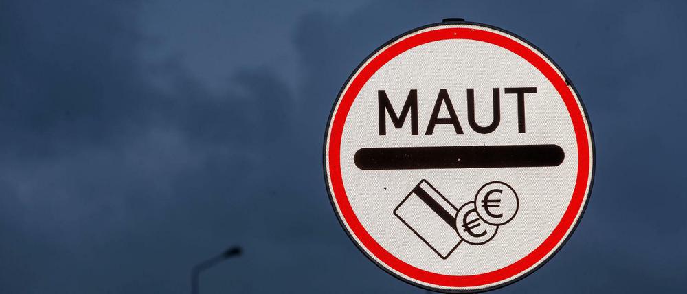 Ein Verkehrsschild zu Mautpflicht.
