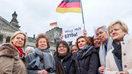 Kristina Hänel (2. von links) mit Politikerinnen von Linken und Grünen bei der Übergabe ihrer Petition am Dienstag dieser Woche.