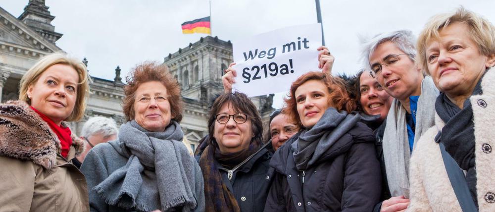 Kristina Hänel (2. von links) mit Politikerinnen von Linken und Grünen bei der Übergabe ihrer Petition am Dienstag dieser Woche.
