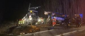 Rettungskräfte bergen den verunglückten Schulbus an der Unfallstelle in Millas nahe Perpignan.