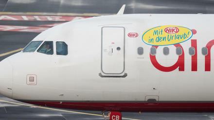 Ein Flugzeug mit Air Berlin Lackierung und einem Sticker der Fluggesellschaft Niki.