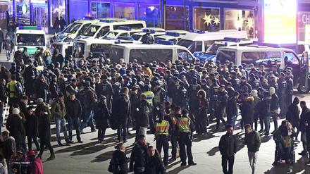 Massiv im Einsatz: Polizei am Kölner Hauptbahnhof vor einem Jahr.