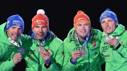 Da lacht das Zuschauerherz, wenn deutsche Biathleten - Simon Schempp v.l.n.r.) Arnd Peiffer, Benedikt Doll und Erik Lesser - Medaillen gewinnen.