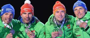 Da lacht das Zuschauerherz, wenn deutsche Biathleten - Simon Schempp v.l.n.r.) Arnd Peiffer, Benedikt Doll und Erik Lesser - Medaillen gewinnen.