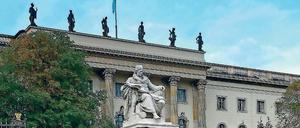 Passanten vor dem Hauptgebäude der Humboldt-Universität.