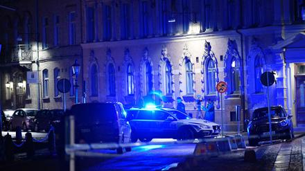 Einsatzkräfte der Polizei in der Nacht zu Sonntag vor der Synagoge in Göteborg.