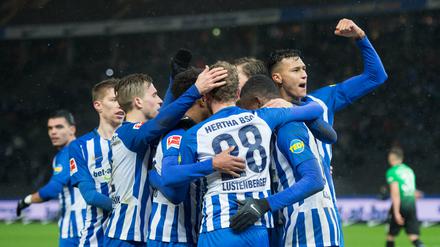 Blau-Weiß glücklich. Die Spieler von Hertha feiern ihren Torschützen Salomon Kalou (2.v.r.) nach seinem Treffer zum 2:0.