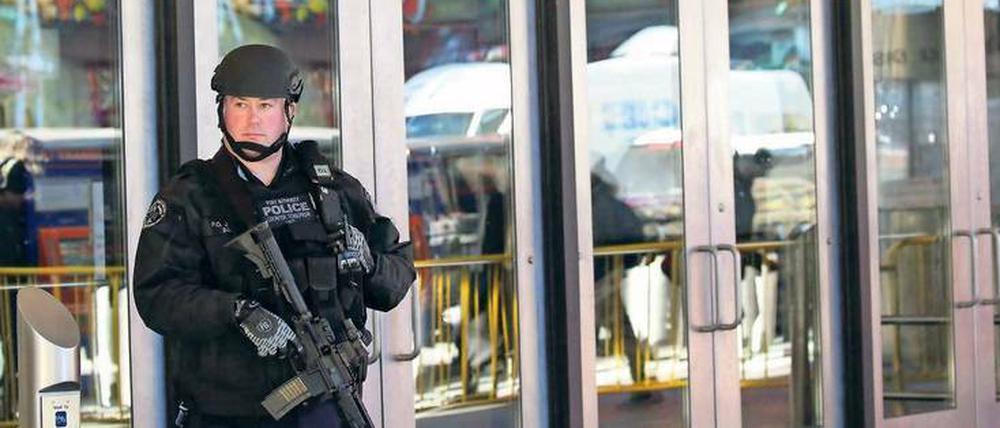 Der Anschlagsort in Manhattan wird von Sicherheitskräften bewacht.