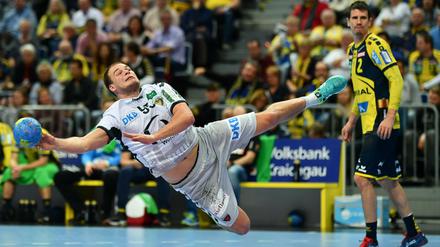 Ordentlich Schieflage. Paul Drux und die Füchse Berlin waren gegen die Rhein-Neckar Löwen und ihren überragenden Spielmacher Andy Schmid (im Hintergrund) komplett chancenlos. 