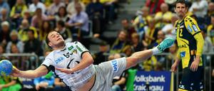 Ordentlich Schieflage. Paul Drux und die Füchse Berlin waren gegen die Rhein-Neckar Löwen und ihren überragenden Spielmacher Andy Schmid (im Hintergrund) komplett chancenlos. 