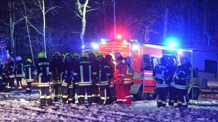 Rettungskräfte sichern am Donnerstagabend die Absturzstelle.