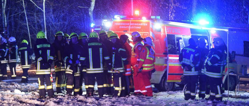 Rettungskräfte sichern am Donnerstagabend die Absturzstelle.
