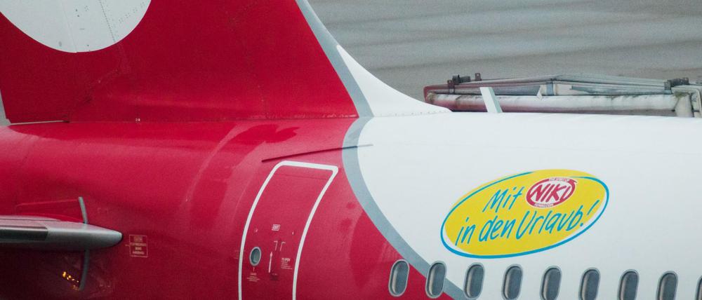 Ein Flugzeug mit Air Berlin Lackierung und einem Sticker der Fluggesellschaft Niki.