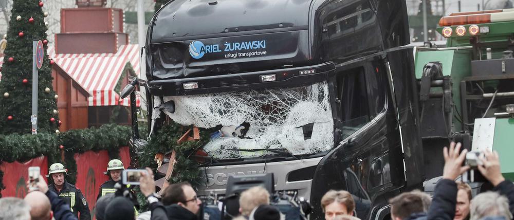 Der LKW, mit dem Anis Amri in den Weihnachtsmarkt am Breitscheidplatz fuhr, am Tag nach dem Anschlag.