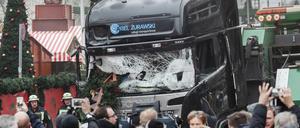 Der LKW, mit dem Anis Amri in den Weihnachtsmarkt am Breitscheidplatz fuhr, am Tag nach dem Anschlag.