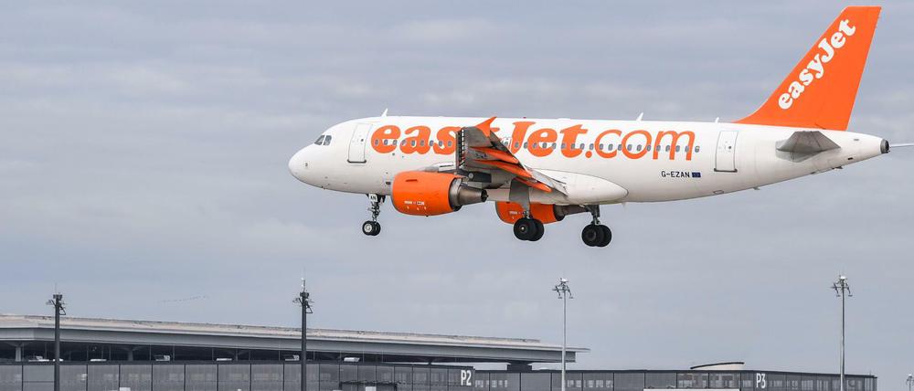 Ein Passagierflugzeug der britischen Billigfluggesellschaft Easyjet landet auf der Südbahn am Berlin Brandenburg Airport Willy Brandt (BER) nahe Schönefeld.