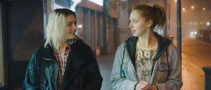 Zarte Bande. Auf der Suche nach einem Date lernt Mary (Seana Kerslake, rechts) die Sängerin Jess (Tara Lee) kennen.