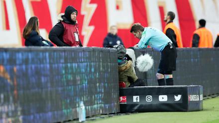 Richtig entschieden? Schiedsrichter Patrick Ittrich zieht den Videobeweis zu Rate.