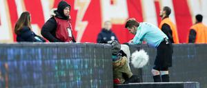 Richtig entschieden? Schiedsrichter Patrick Ittrich zieht den Videobeweis zu Rate.