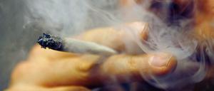 Ein Mann raucht einen Joint. 