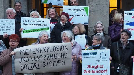 Mieteraktion vor der Abgabe des Einwohnerantrags zum Milieuschutz. Jetzt wird der Antrag in den Ausschüssen beraten.