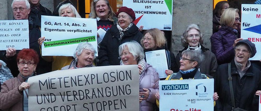 Mieteraktion vor der Abgabe des Einwohnerantrags zum Milieuschutz. Jetzt wird der Antrag in den Ausschüssen beraten.