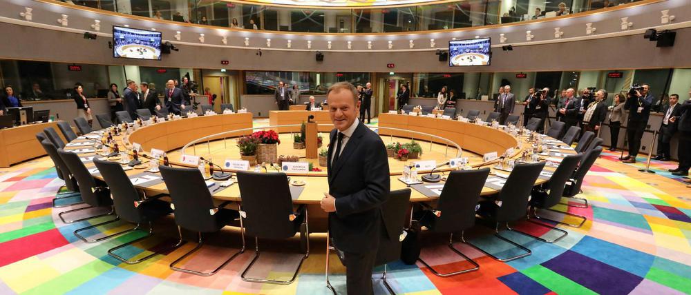 EU-Ratspräsident Donald Tusk im Sitzungssaal des EU-Treffens in Brüssel 