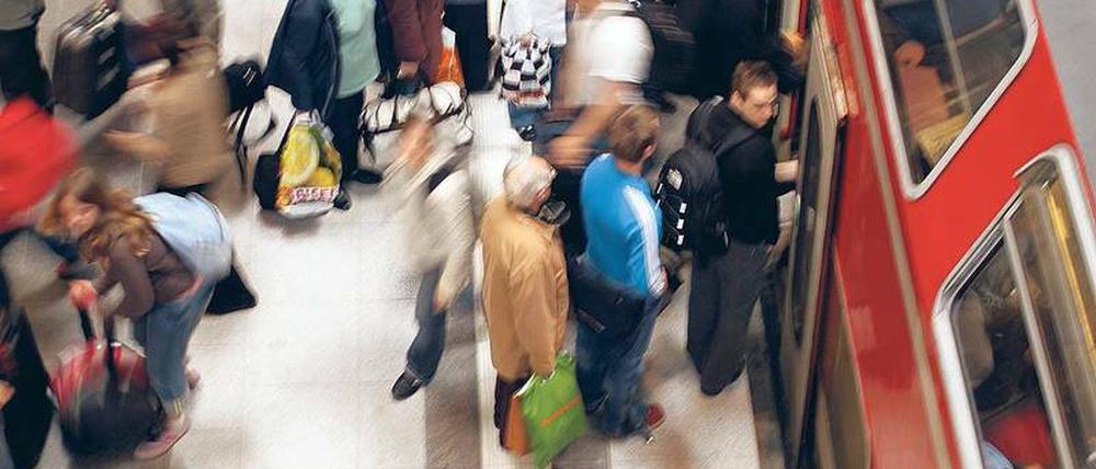 Bitte reindrängeln. Die Regionalexpresslinien haben die Grenzen der Kapazität längst erreicht, besonders im Berufsverkehr. 