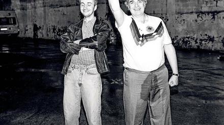 Remix. Jan Böhmermann (links) und sein Sidekick William Cohn stellen – leicht verfremdet – das legendäre Foto nach, das im August 1992 in Rostock-Lichtenhagen entstand. Damals feuerte die Menge, unter ihnen Hans Ewert mit Hitlergruß, rund hundert Rechtsextremisten an, die ein Asylbewerberheim bewarfen und mit Molotowcocktails in Brand setzten. 