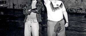 Remix. Jan Böhmermann (links) und sein Sidekick William Cohn stellen – leicht verfremdet – das legendäre Foto nach, das im August 1992 in Rostock-Lichtenhagen entstand. Damals feuerte die Menge, unter ihnen Hans Ewert mit Hitlergruß, rund hundert Rechtsextremisten an, die ein Asylbewerberheim bewarfen und mit Molotowcocktails in Brand setzten. 