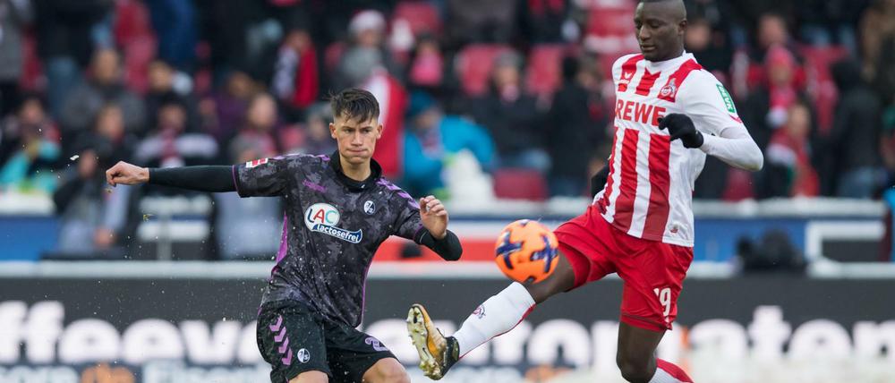 Unglücksrabe. Kölns Sehrou Guirassy (r.) verursacht in der Nachspielzeit den Handelfmeter, der zur 3:4-Niederlage führt.