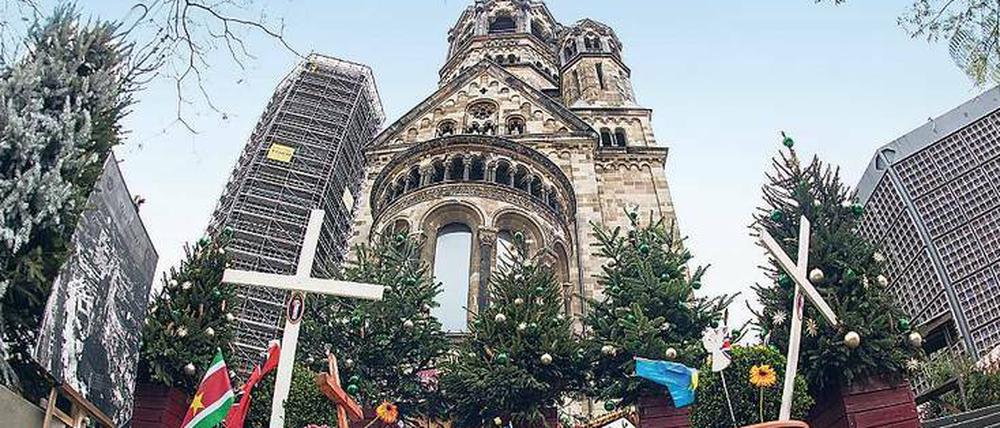 Gedenken. Blumen und Kreuze erinnern auf dem Berliner Breitscheidplatz an den Terroranschlag.