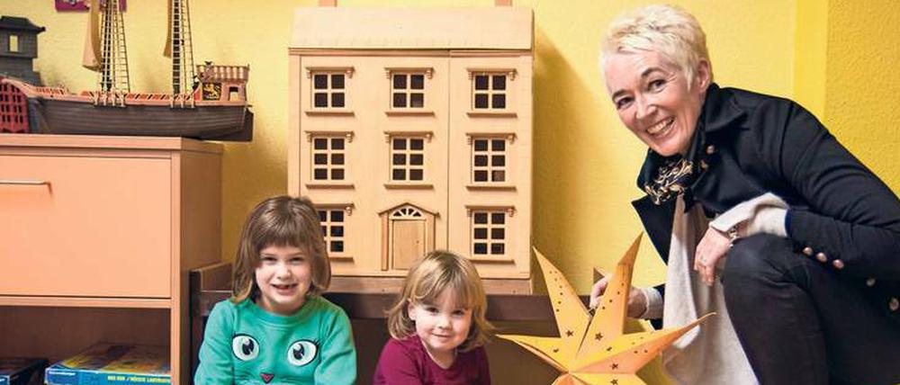 Spaß im Spielzimmer. Die dreijährige Dara und ihre ältere Schwester Ida mit Geschäftsführerin Sandra Bandholz. Foto: Agnieszka Budek