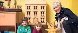 Spaß im Spielzimmer. Die dreijährige Dara und ihre ältere Schwester Ida mit Geschäftsführerin Sandra Bandholz. Foto: Agnieszka Budek