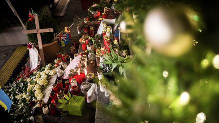 Zahlreiche Kerzen stehen am 06.12.2017 auf dem Breitscheidplatz vor der Gedächtniskirche in Berlin. 