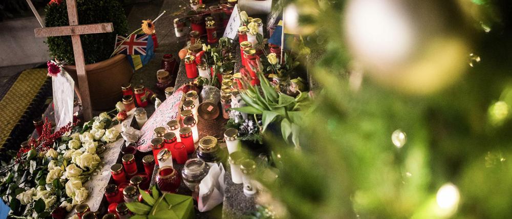 Zahlreiche Kerzen stehen am 06.12.2017 auf dem Breitscheidplatz vor der Gedächtniskirche in Berlin. 