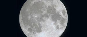 Mondsüchtig. Wem gehört der Mond? Und wer entscheidet, wie der Erdtrabant (im Vordergrund die ISS) genutzt werden darf? Mit den Erfolgen privater Raumfahrtunternehmen, die auch Rohstoffe abbauen wollen, stellen sich diese Fragen jetzt neu. 
