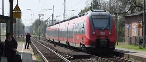 Eine Regionalbahn verlässt den Bahnhof Calau. Hier war die Täterin eingestiegen.